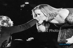 Konser di Australia, Adele Cium Tangan Penggemar Berjilbab