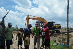 TOL SOLO-KERTOSONO : Petani Desa Kuwu Madiun Memblokade Proyek Tol Soker, Ini Alasannya