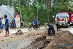 INFRASTRUKTUR PONOROGO : Pipa PDAM Pecah Terlindas Truk, Aliran Air ke Rumah Warga Mati