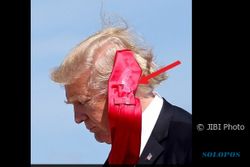 Konyolnya Trump, Pakai Selotip Buat Rapikan Dasi