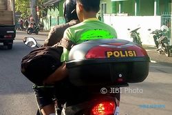 AKSI POLISI : Polisi Diduga Boncengkan Orang Tak Berhelm, Netizen Geram