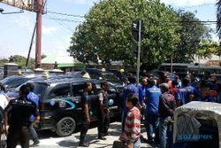 Sopir Taksi Bentrok dengan Driver Gojek di Stasiun Purwosari Solo