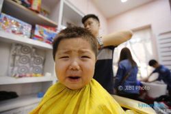 TAHUKAH ANDA? : Di Tiongkok, Tangis Bocah Saat Potong Rambut Bisa Jadi Berkah