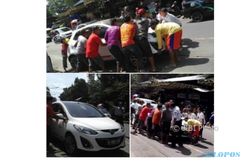 KISAH UNIK : Netizen Heboh Mobil Digotong Warga Gara-Gara Parkir di Rel KA BTC Solo,