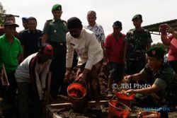 INFRASTRUKTUR SOLO : TNI dan Pemkot Bangun Jalan Kampung 260 Meter