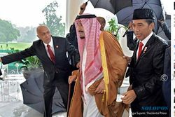 TRENDING SOSMED : Jokowi Basah Kuyup Saat Mengiringi Raja Salman di Istana Bogor