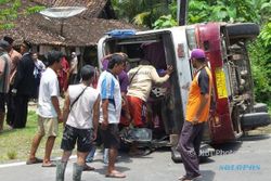 KECELAKAAN SUKOHARJO : Minibus Rombongan Pengantin Terguling, 7 Penumpang Terluka