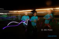 DIES NATALIS UNS : Glow Run 2017 Kampus Kentingan Bak Pesta Kunang-Kunang