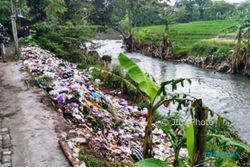 KEBERSIHAN SEMARANG : Tepi Sungai Ungaran Penuh Sampah, Netizen Sindir Warga