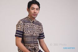 FASHION BATIK : Tampil Gagah dengan Kemeja Batik Bold Striped
