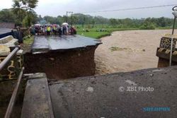 BENCANA JATENG : Jalan Ambles di Purbalingga, Mobil Ini Masuk Sungai