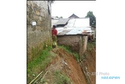 BENCANA KARANGANYAR : 5 Rumah Terancam Longsor ke Jurang Sedalam 200 Meter