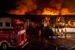 FOTO KEBAKARAN SEMARANG : Begini Dahsyatnya Api di Tanjung Emas