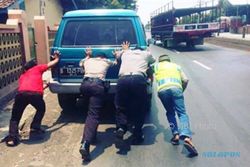 AKSI POLISI : Polisi Kendal Bantu Dorong Mobil, Netizen Tuduh Pencitraan