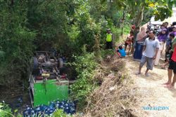 KECELAKAAN KARANGANYAR : Truk Pengangkut Galon Air Terperosok ke Sungai di Jumapolo