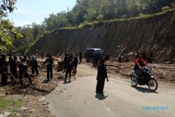 INFRASTRUKTUR WONOGIRI : Ratusan Anggota PSHT Uruk Jalan Ambles di Kismantoro