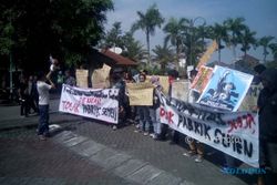 Warga Demo di UMY Tolak Kehadiran Ganjar Pranowo