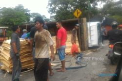 FOTO KECELAKAAN BOYOLALI : Truk Tripleks Terguling di Jalan Boyolali-Ampel, Arus Tersendat