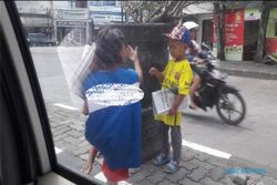 EKSPLOITASI ANAK : Anak Kecil Jual Koran di Semarang Bikin Baper Netizen