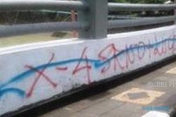 INFRASTRUKTUR SEMARANG : Jembatan Banjir Kanal Barat Penuh Coretan, Pelaku Vandalisme Dicibir