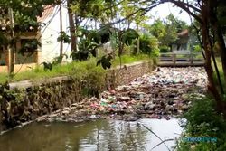 KEBERSIHAN KENDAL : Sampah Penuhi Sungai Brangsong Diduga Kiriman Desa Lain