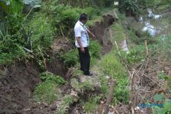 INFRASTRUKTUR SUKOHARJO : Langkah Darurat, Talut Ambrol Weru bakal Dipasangi Barikade Karung Tanah