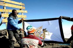 KAMPUS JOGJA : Ekspedisi Mapala, Wayang Kulit Dipentaskan di Puncak Tertinggi Afrika