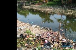KEBERSIHAN DEMAK : Sampah Memenuhi Sungai di Mangunjiwan, Warga Disalahkan