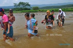 FOTO HARI KARTINI : Seberangi Sungai demi Kartinian di Kudus