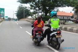 AKSI POLISI : Bantu Dorong Sepeda Motor, Polisi di Kendal Malah Jadi Gunjingan