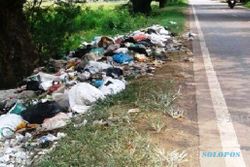 KEBERSIHAN KENDAL : Sampah Menumpuk di Tepi Jalan Weleri-Gemuh, Salah Siapa?