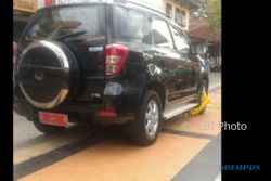 Parkir Sembarangan saat Tahun Baru, 1 Mobil Digembok di Jl. Pahlawan