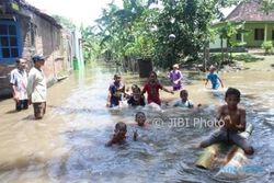 BANJIR KLATEN : Terkepung Banjir, Akses 8 Keluarga Tertutup