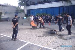 SIMULASI KEBAKARAN : Karyawan Solopos Belajar Teknik Melumpuhkan Api