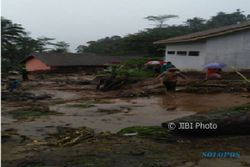 BENCANA JATENG :  Banjir Bandang Landa Desa di Magelang, Bidan Desa Jadi Korban