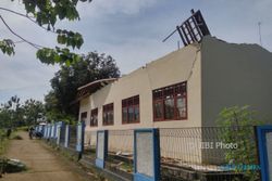PENDIDIKAN KARANGANYAR : Atap Gedung Laboratorium SMPN 3 Jumapolo Ambrol