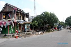 KECELAKAAN SRAGEN : Habis Antar Rombongan Ziarah, Bus Pariwisata Seruduk 2 Lapak PKL dan 1 Toko