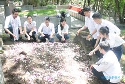 TIONGHOA JOGJA : Kunjungi Makam Tua, Koko Cici Jogja Rayakan Cheng Beng