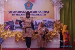 FOTO HARI KARTINI : TK Islam Darmowijoto Solo Adakan Fashion Show Batik