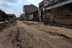 INFRASTRUKTUR SOLO : Rumah Rusak akibat Pengerukan Jalan, Warga Jagalan Tuntut Perbaikan