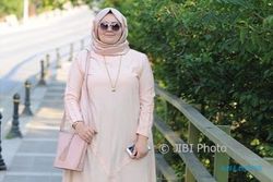 FASHION MUSLIM : Model Gamis Modern Ini Bikin Wanita Gemuk Lebih Modis