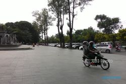 PERPARKIRAN SOLO : Banyak Mobil Parkir di Depan Plaza Manahan, Pengunjung Sunday Market Terganggu