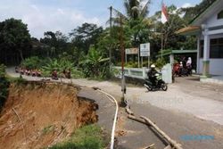 INFRASTRUKTUR KARANGANYAR : Longsor Tak Kunjung Diperbaiki, Jalan Kabupaten di Jatiyoso Nyaris Putus