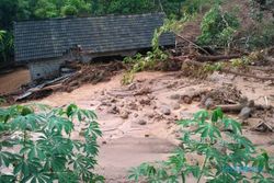 LONGSOR PONOROGO : Banjir Terjang Desa Banaran, 3 Rumah Hanyut dan Tertimbun Tanah