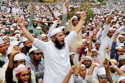 Muslim Bangladesh Demo Minta Patung Athemis di Pengadilan Dibongkar
