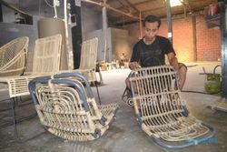 Kontainer Langka, Ratusan Kerajinan Rotan Warga Gatak Sukoharjo Ngendon di Gudang