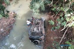 KECELAKAAN SRAGEN : Mobil Iringan Pengantin Nyemplung Sungai, 7 Penumpang Selamat