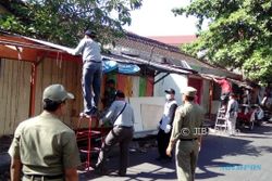 PENATAAN PKL SOLO : Ditempatkan di Pasar Klewer, Kios PKL Jl. Hasyim Ashari Dibongkar