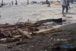 WISATA KENDAL : Pantai Ngebum, Indah Namun Banyak Sampah