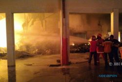 KEBAKARAN SUKOHARJO : Warga Sekitar Pabrik Plastik Terbakar Mengungsi ke Rumah Tetangga